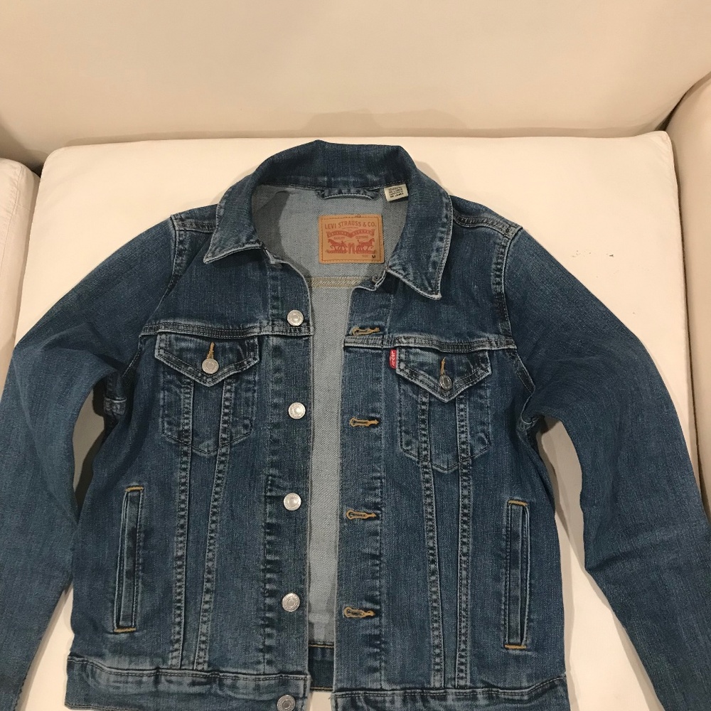Levi Strauss women’s denim jacket size Medium